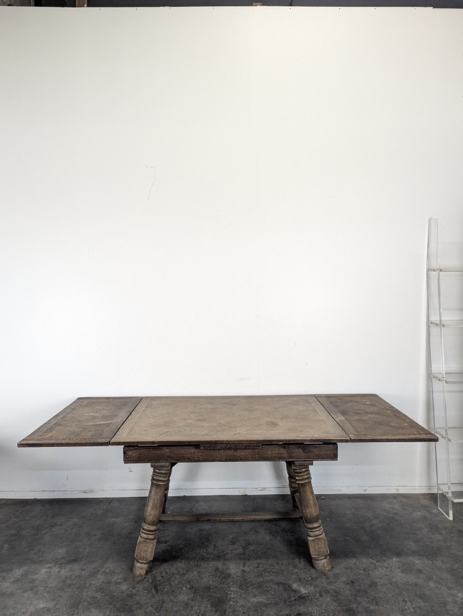 Table à rallonges années 40 en chêne plateau marqueté pieds balustres