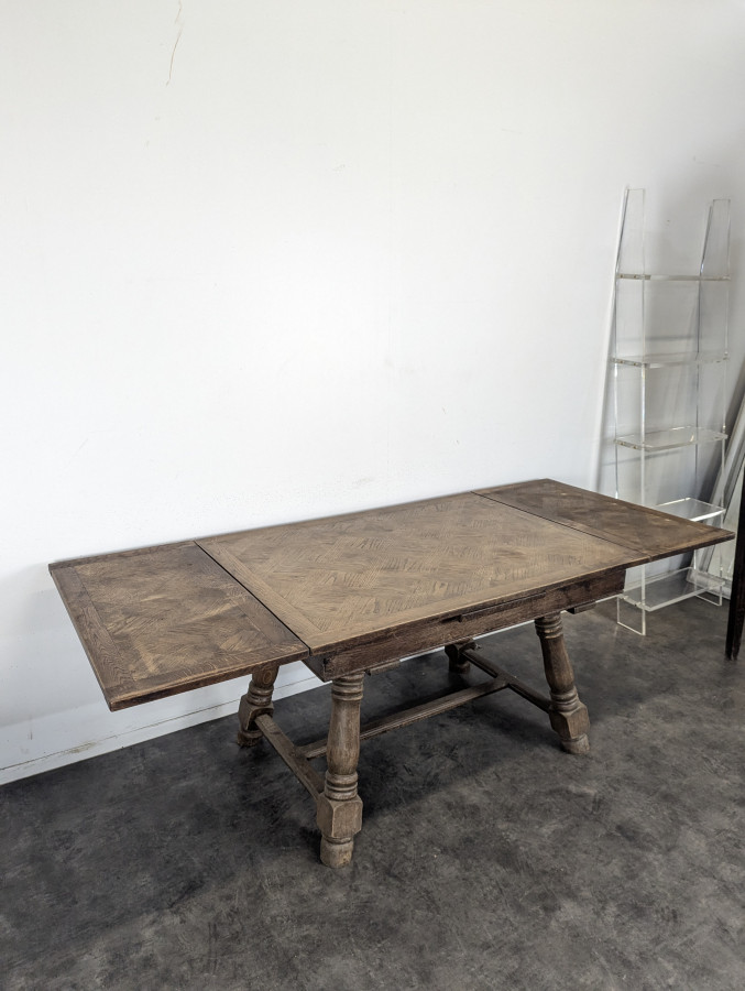Table à rallonges années 40 en chêne plateau marqueté pieds balustres
