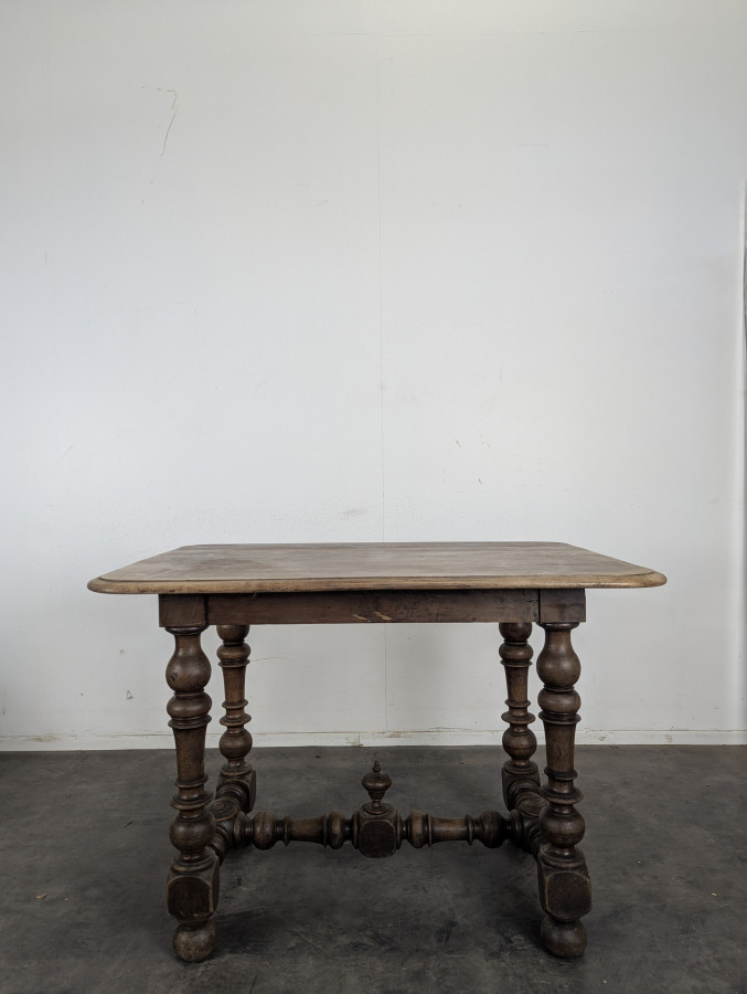 Table Louis XIII en chêne à pieds balustres et entretoise en H