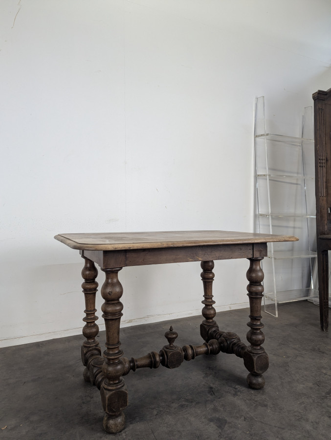 Table Louis XIII en chêne à pieds balustres et entretoise en H