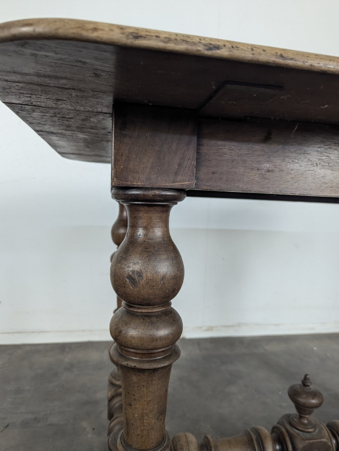 Table Louis XIII en chêne à pieds balustres et entretoise en H