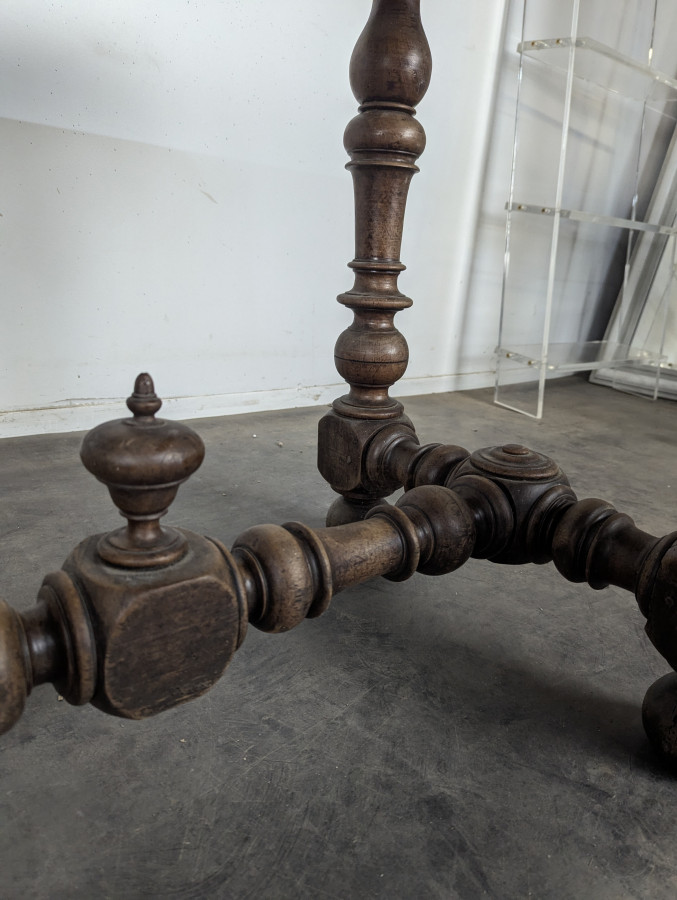 Table Louis XIII en chêne à pieds balustres et entretoise en H