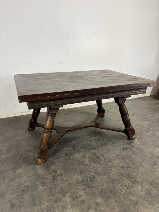 Table à allonges en chêne, plateau parqueté et piètement balustre