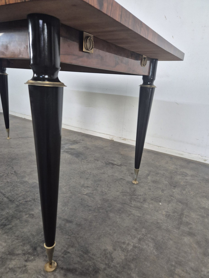 Table de salle à manger années 50 en ronce de noyer, pieds fuseau