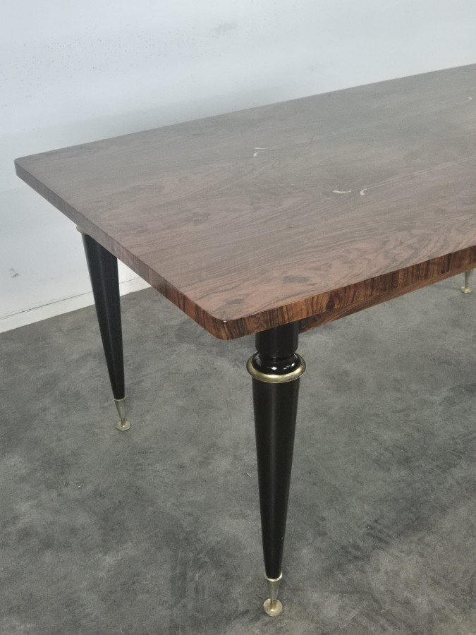 Table de salle à manger années 50 en ronce de noyer, pieds fuseau