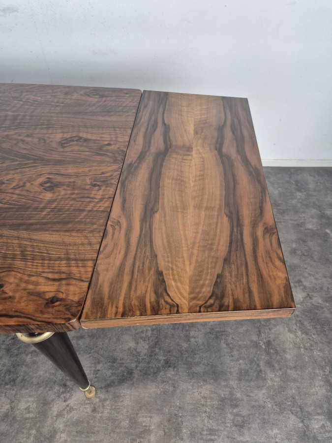 Table de salle à manger années 50 en ronce de noyer, pieds fuseau