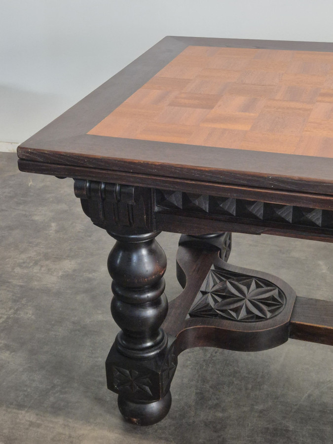 Table bretonne à allonges en chêne sculpté plateau parqueté