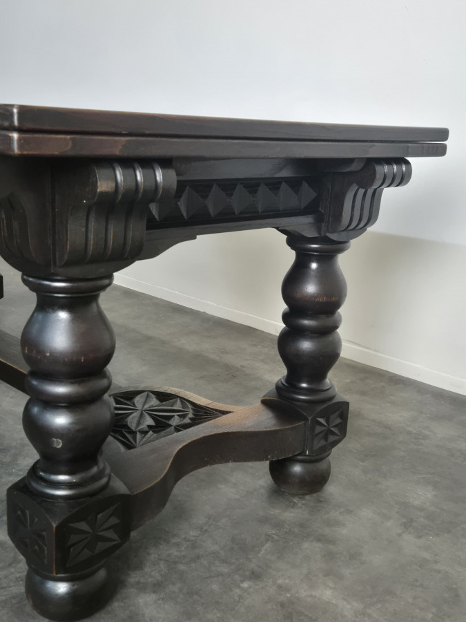 Table bretonne à allonges en chêne sculpté plateau parqueté