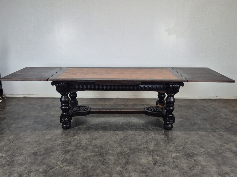 Table bretonne à allonges en chêne sculpté plateau parqueté