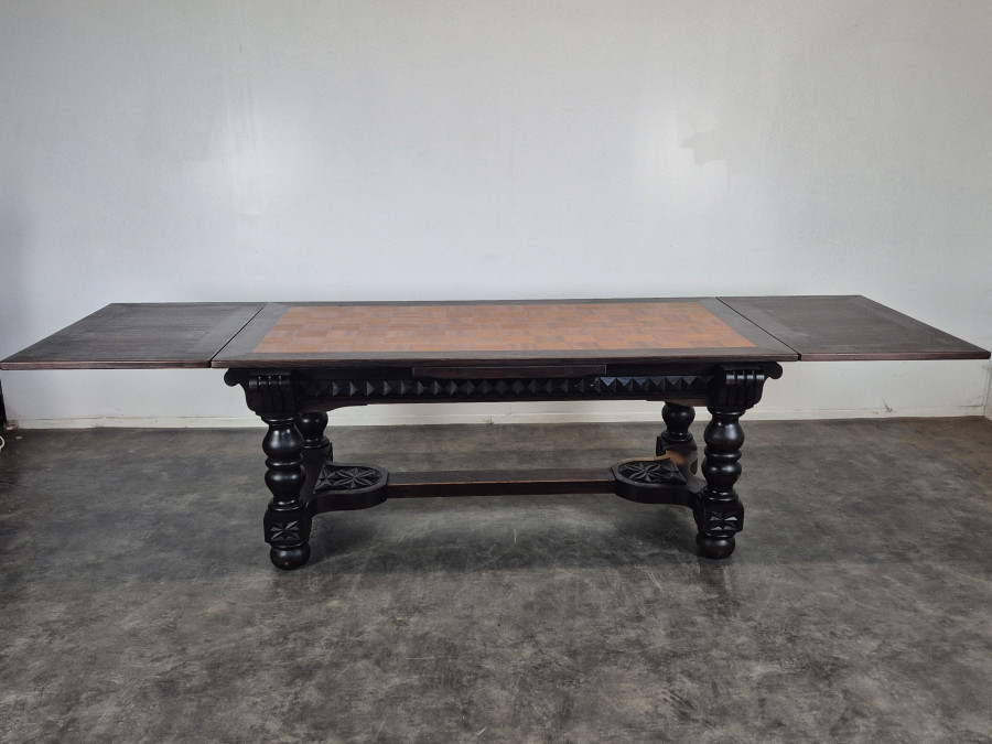 Table bretonne à allonges en chêne sculpté plateau parqueté
