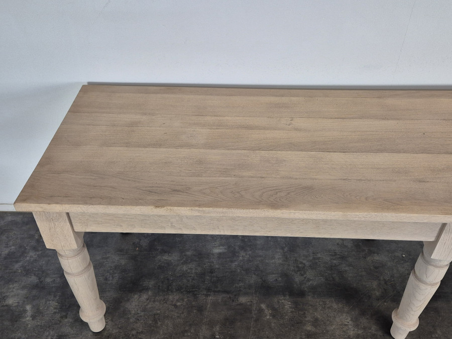 Grande table de communauté décapée à six pieds tournés