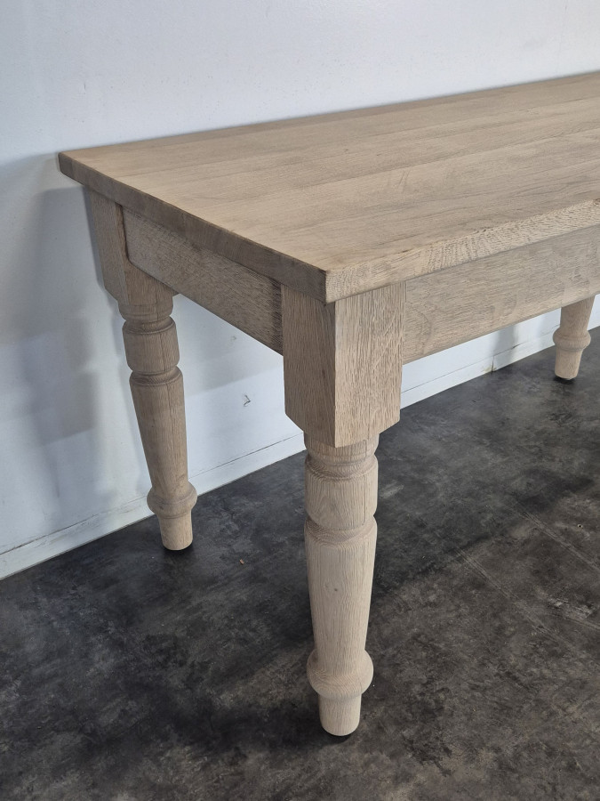 Grande table de communauté décapée à six pieds tournés