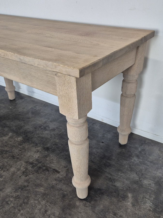 Grande table de communauté décapée à six pieds tournés