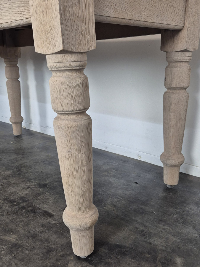 Grande table de communauté décapée à six pieds tournés
