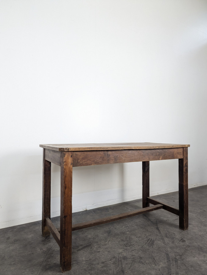 Table rustique en noyer à entretoise en H
