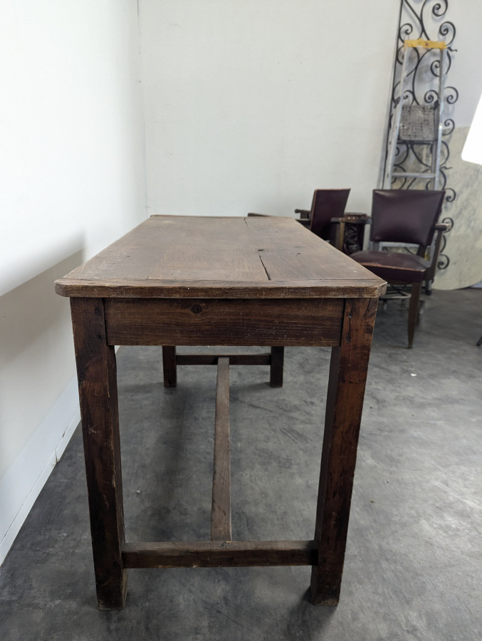 Table rustique en noyer à entretoise en H