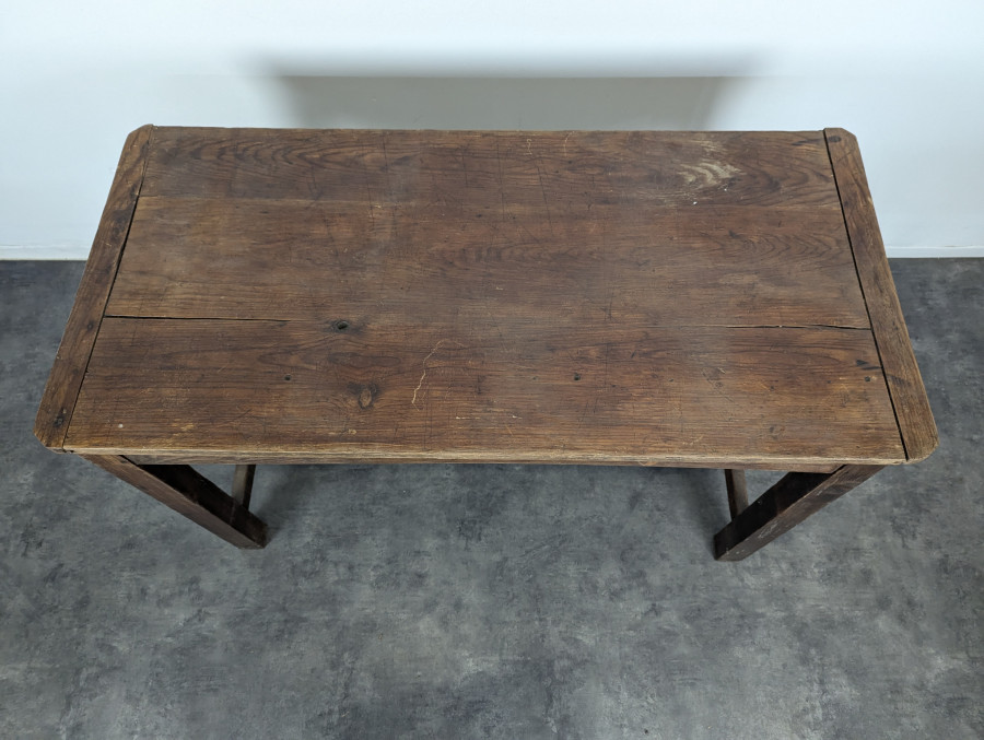 Table rustique en noyer à entretoise en H