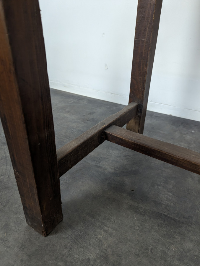 Table rustique en noyer à entretoise en H