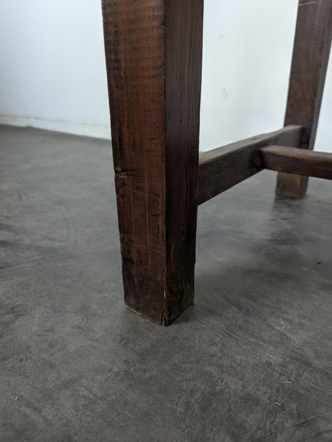 Table rustique en noyer à entretoise en H