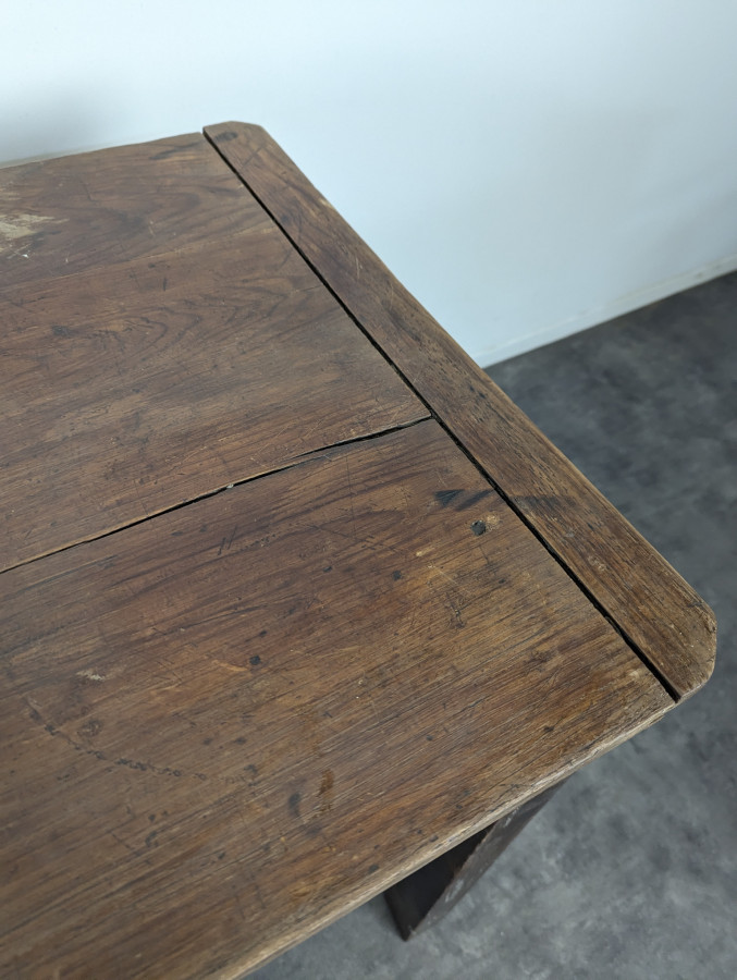 Table rustique en noyer à entretoise en H