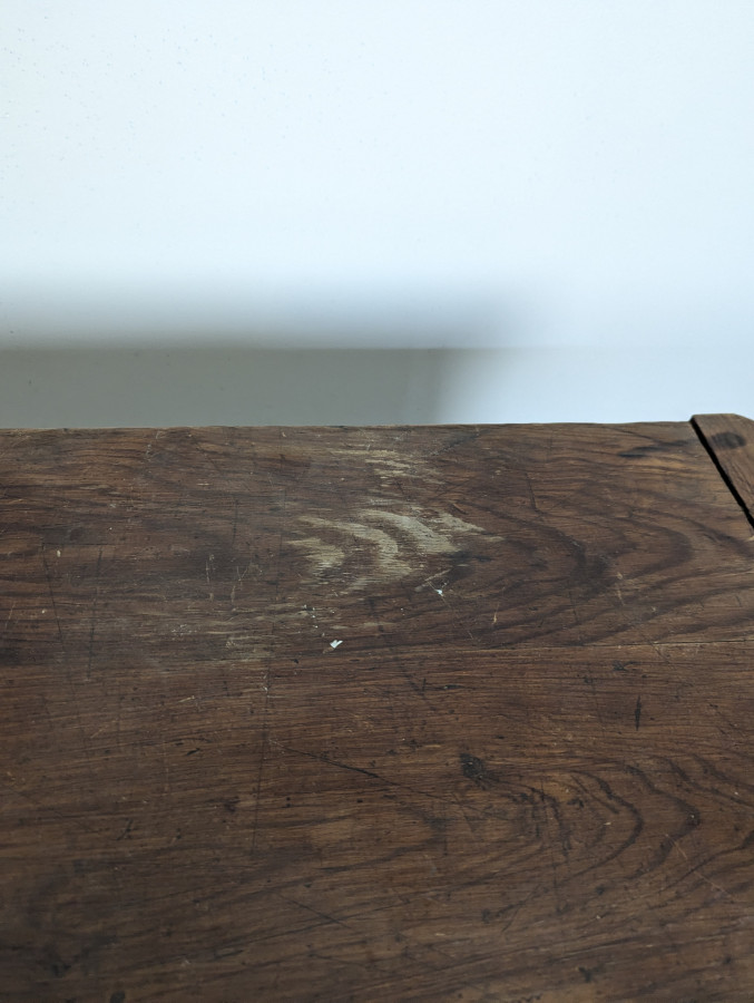 Table rustique en noyer à entretoise en H