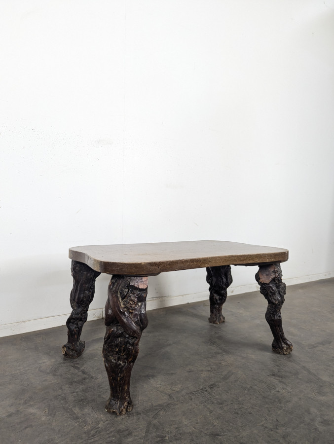 Table basse brutaliste piètement en pied de vignes