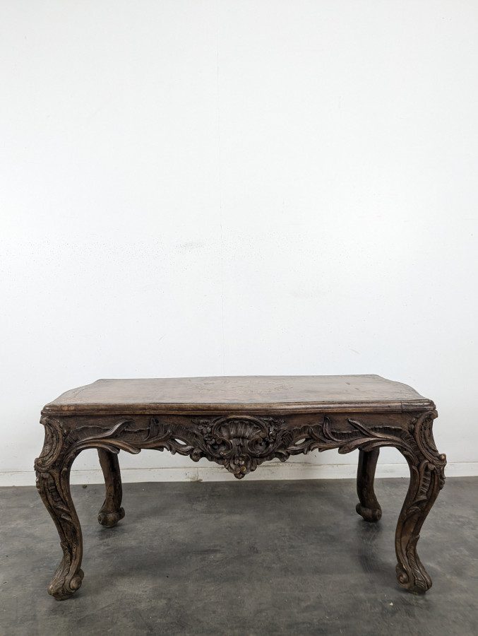 Table basse Louis XV en noyer sculpté à plateau de cuir doré