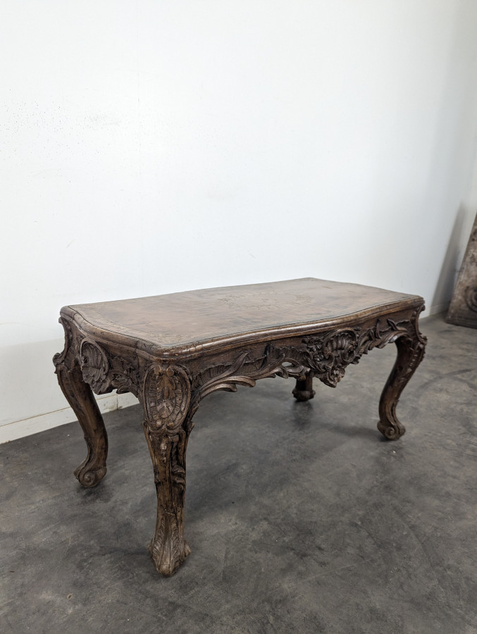 Table basse Louis XV en noyer sculpté à plateau de cuir doré