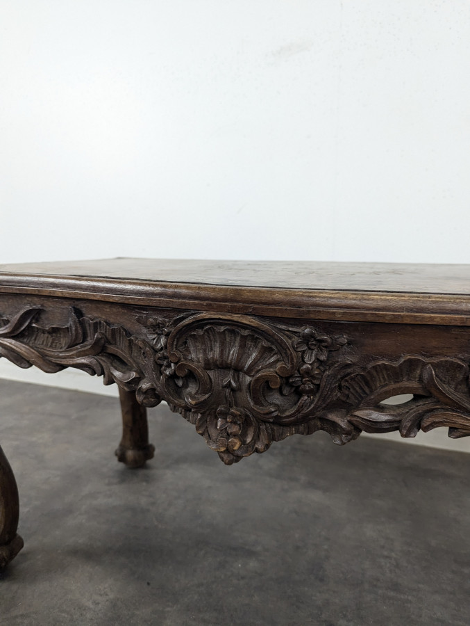 Table basse Louis XV en noyer sculpté à plateau de cuir doré