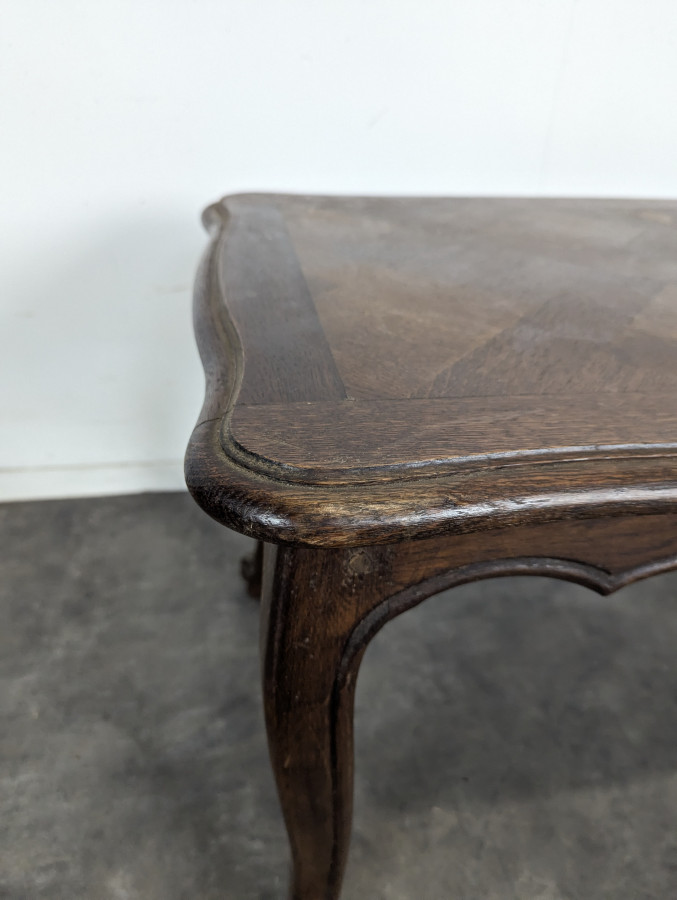 Table basse de style Louis XV en chêne à plateau parqueté