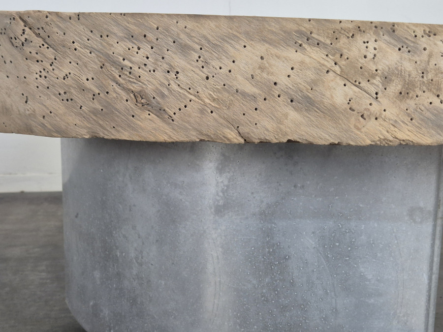Table basse plateau tranche de bois brut sur piètement métallique