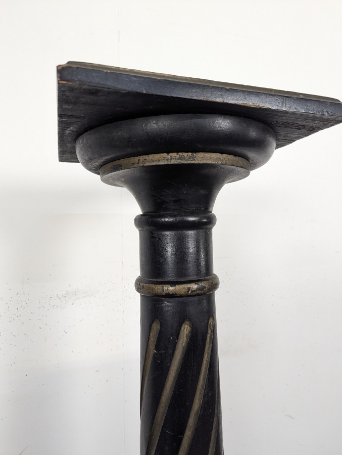 Sellette Napoléon III en bois noirci à fût torsadé