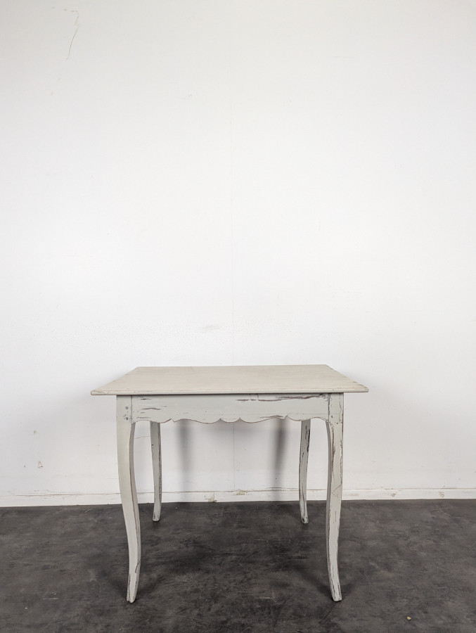 Petite table Louis XV en bois laqué gris