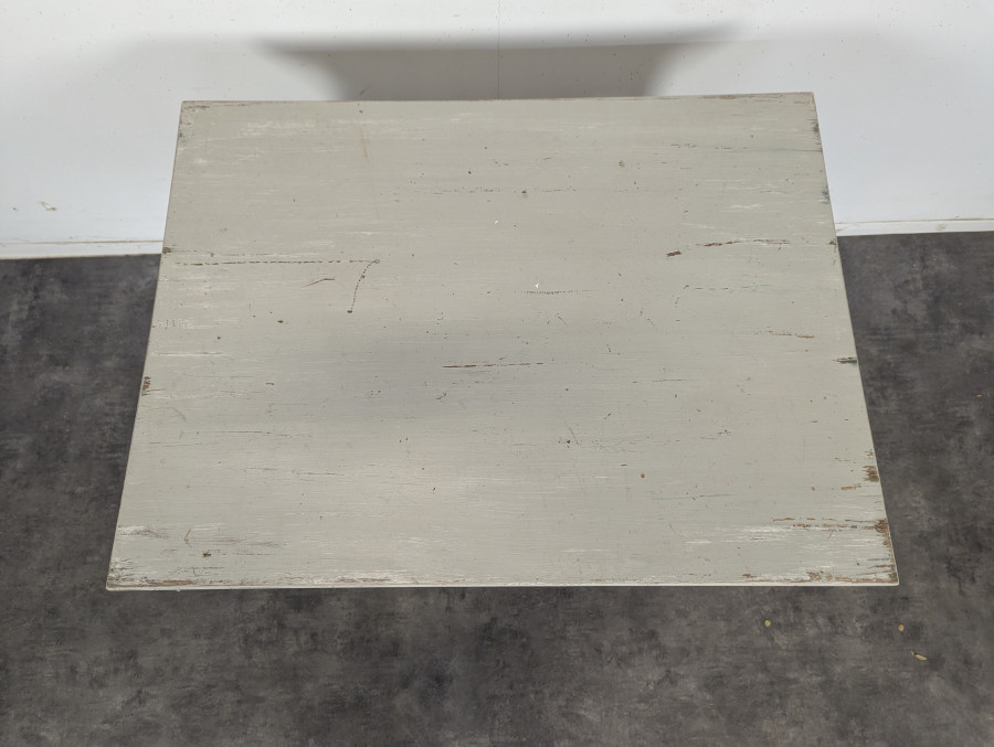 Petite table Louis XV en bois laqué gris