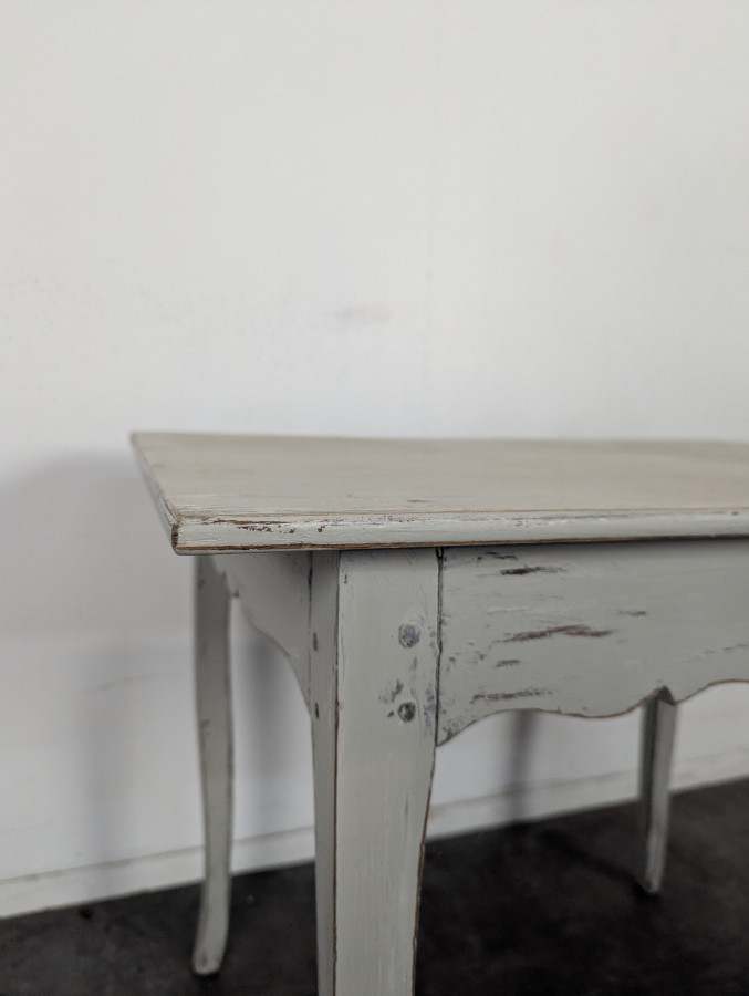 Petite table Louis XV en bois laqué gris
