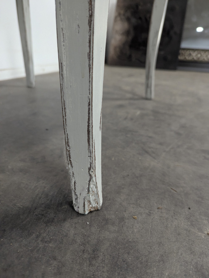 Petite table Louis XV en bois laqué gris