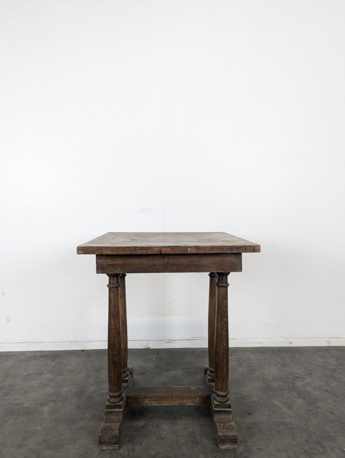 Table d'appoint rustique en chêne à pieds tournés sur patins