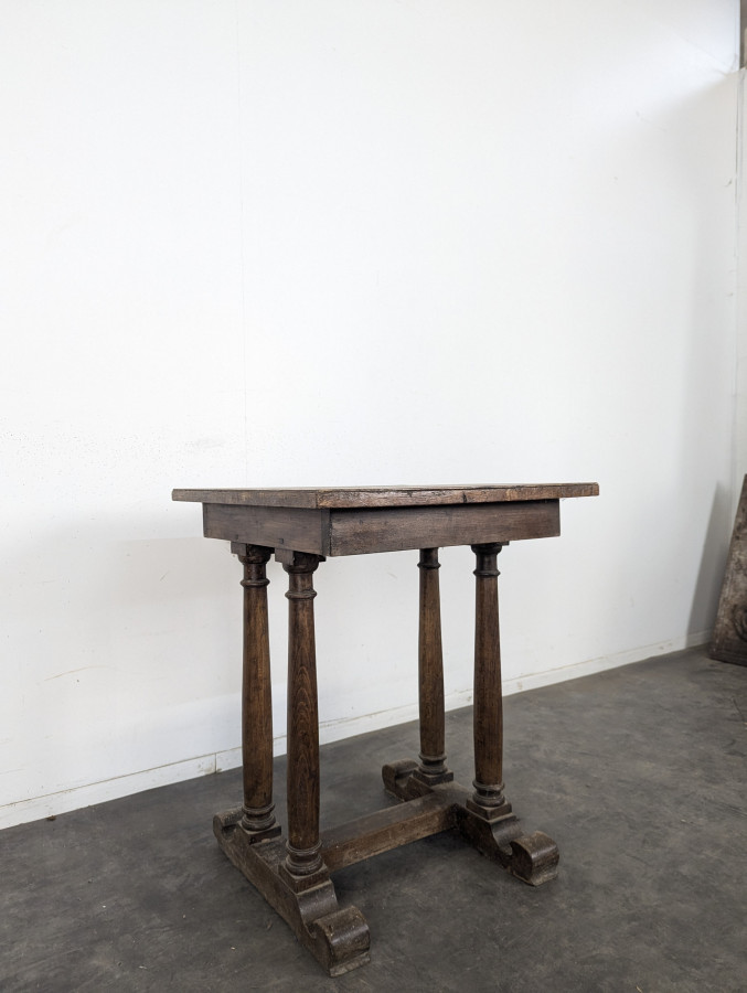 Table d'appoint rustique en chêne à pieds tournés sur patins