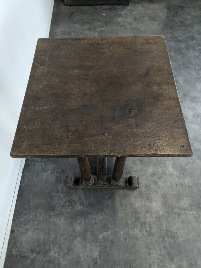 Table d'appoint rustique en chêne à pieds tournés sur patins