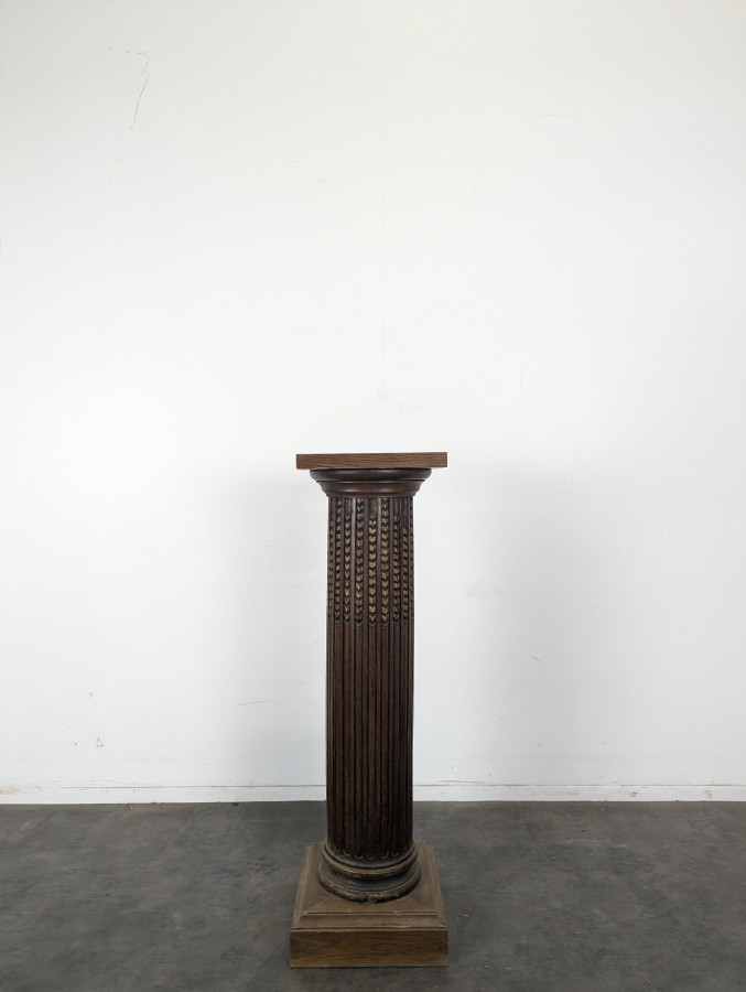 Colonne cannelée en chêne sculpté à plateau carré