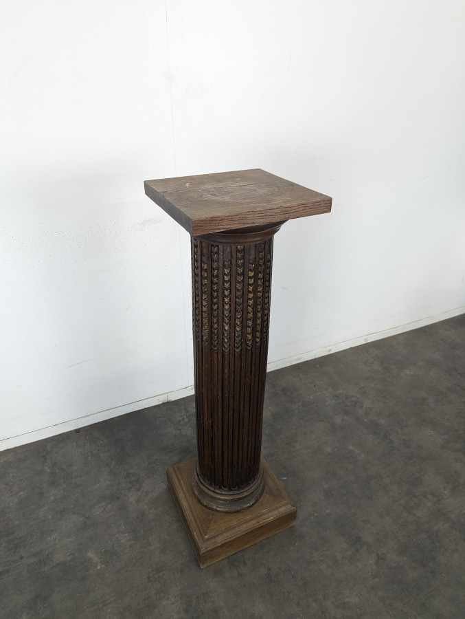 Colonne cannelée en chêne sculpté à plateau carré