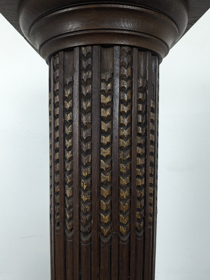 Colonne cannelée en chêne sculpté à plateau carré