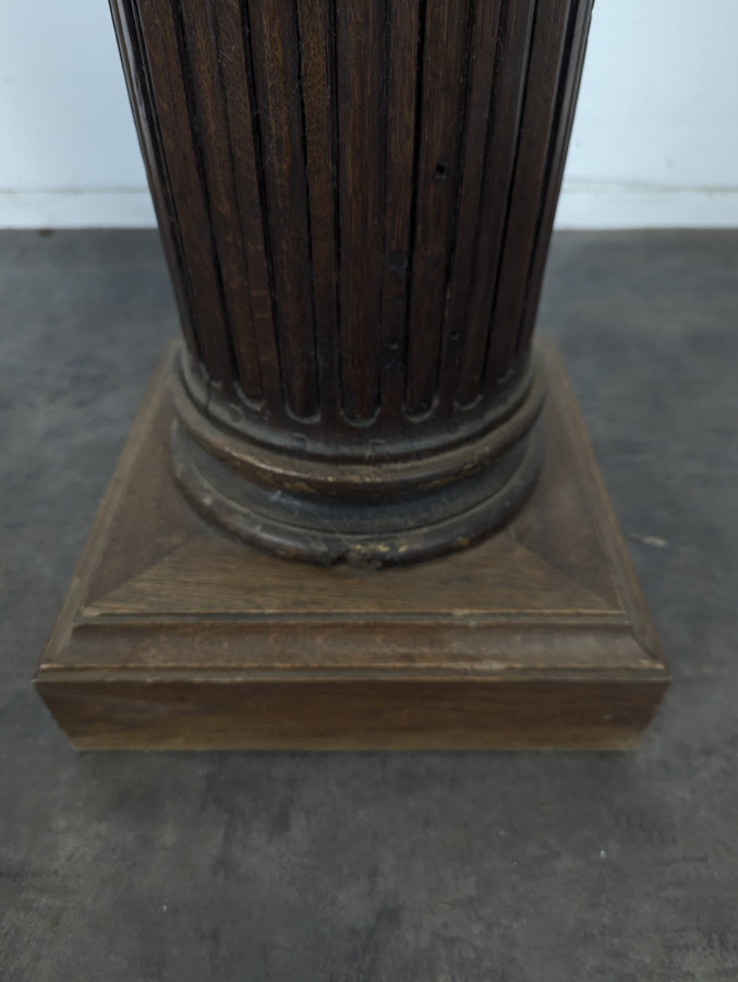 Colonne cannelée en chêne sculpté à plateau carré