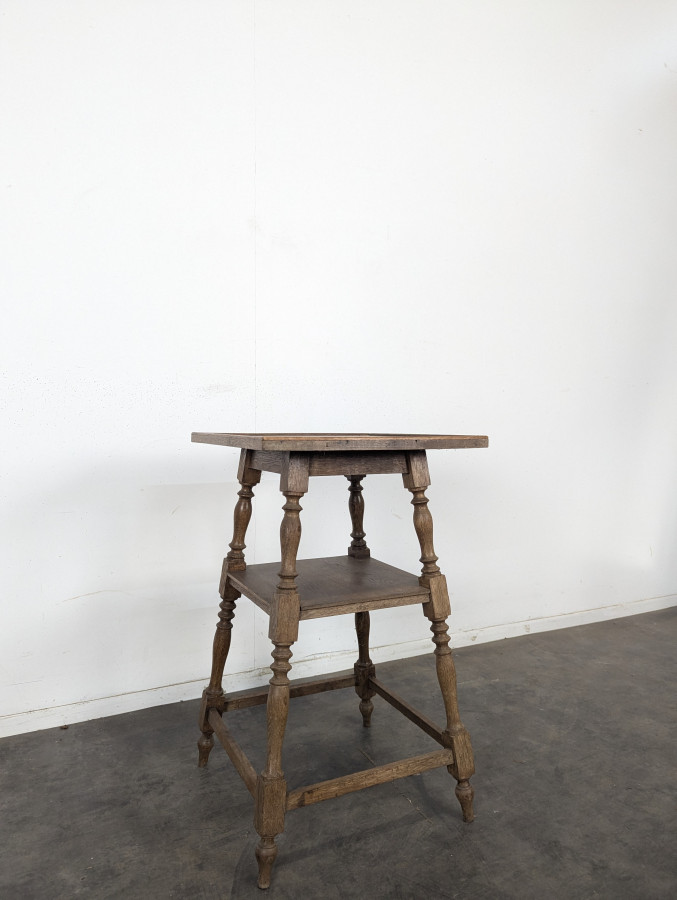 Table haute rustique en chêne à pieds tournés