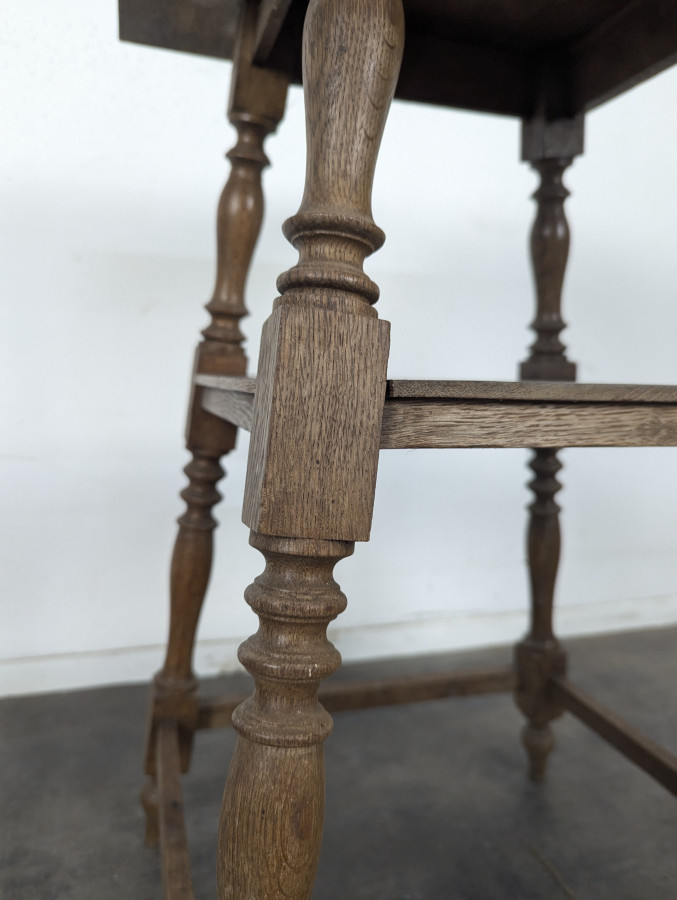Table haute rustique en chêne à pieds tournés
