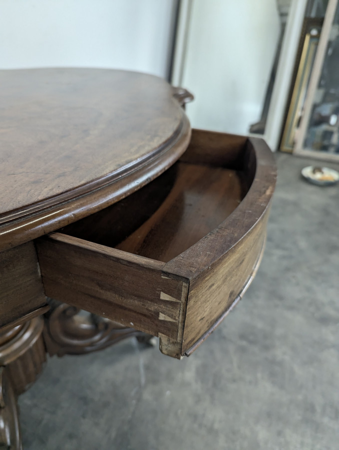 Table violonée Louis-Philippe en noyer à pied central