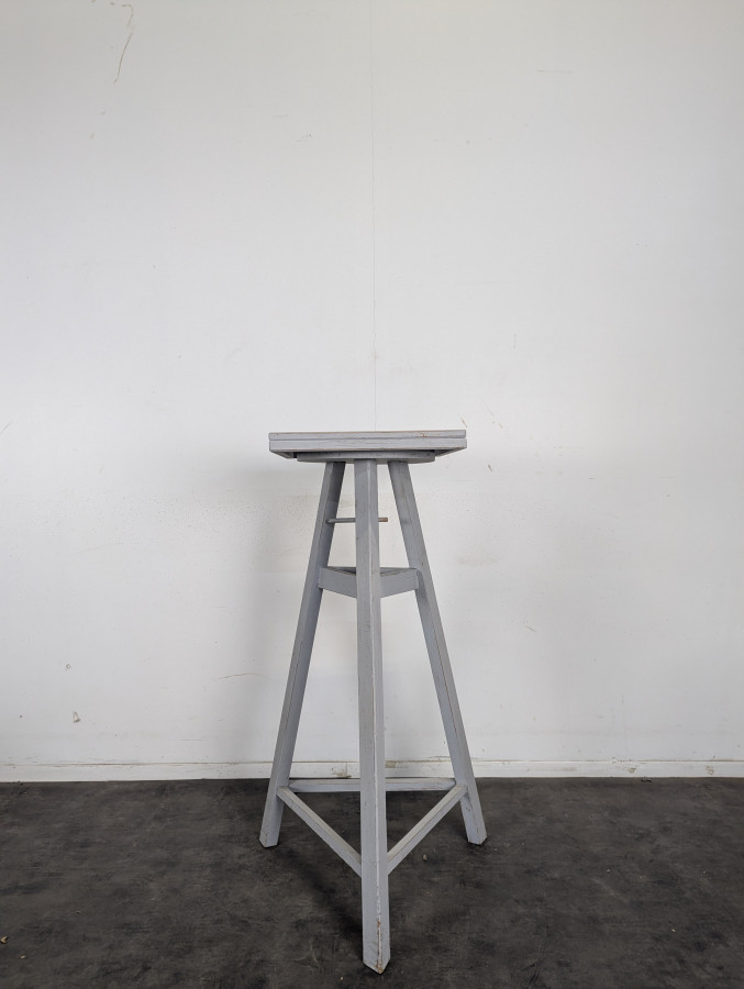 Sellette de sculpteur tripode en bois peint gris à plateau tournant