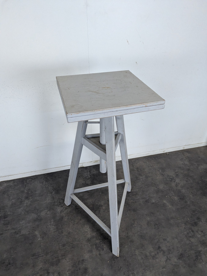 Sellette de sculpteur tripode en bois peint gris à plateau tournant