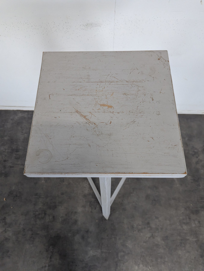 Sellette de sculpteur tripode en bois peint gris à plateau tournant