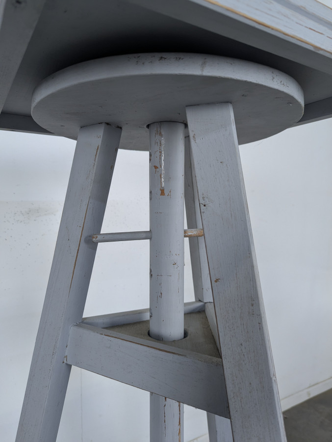 Sellette de sculpteur tripode en bois peint gris à plateau tournant